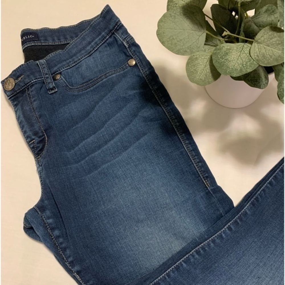 Rock & Republic Medium Wash Skinny Jeans, Size 10.